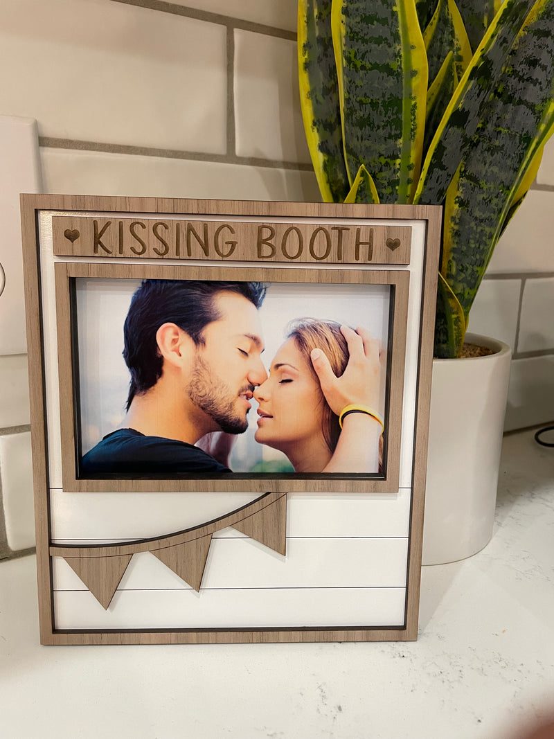 Valentines Day, Kissing Booth Frame Frames Yard 2024 Card Sets (F554HS)